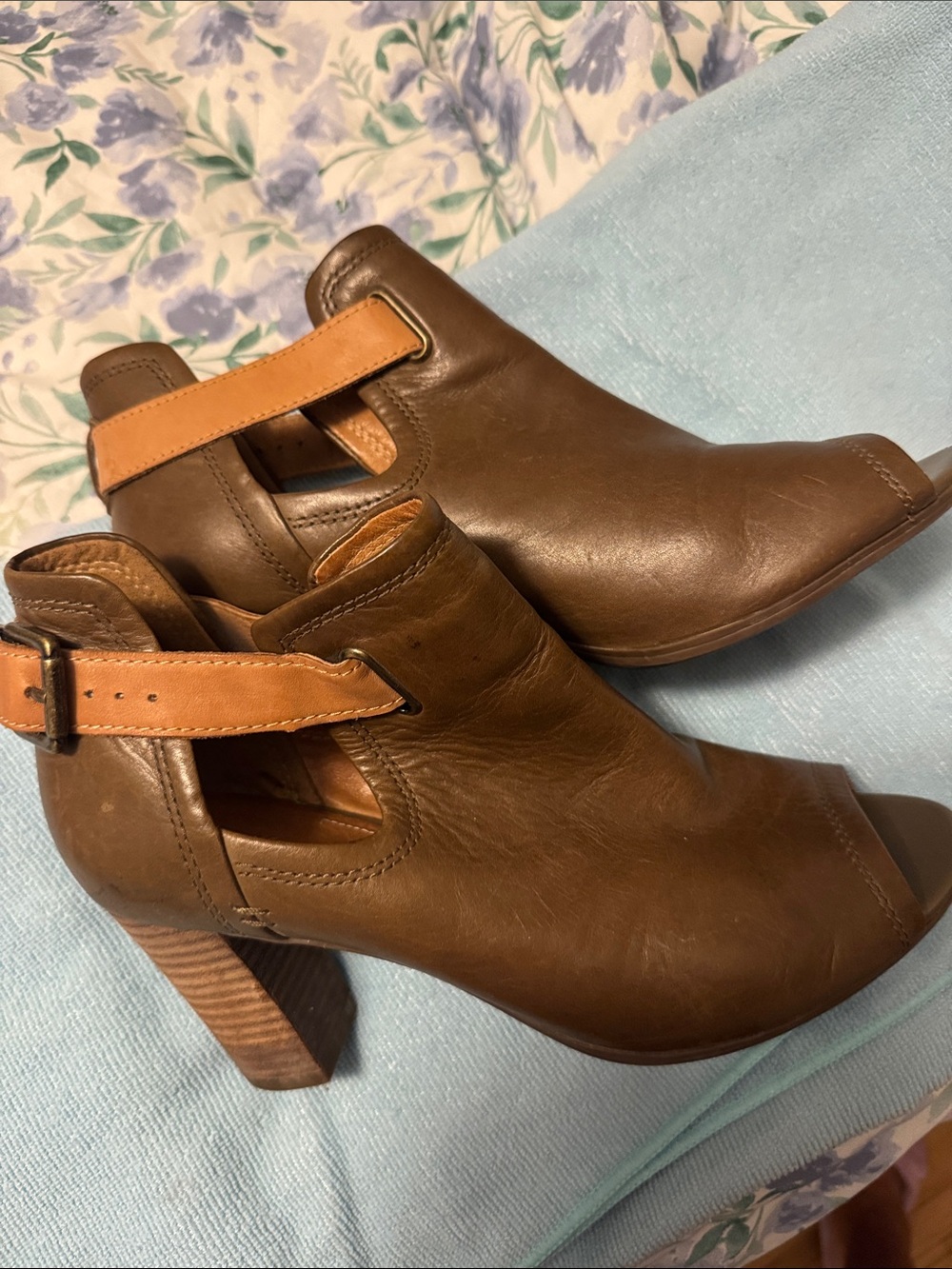 Clark Women's olive green leather peep Toe Ankle Booties with Tan Strap!
